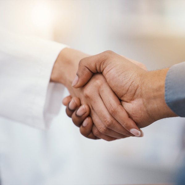 En läkare skakar hand