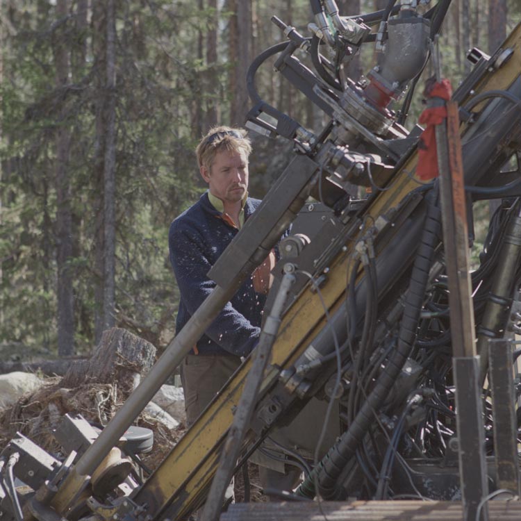 Man som arbetar i skogen