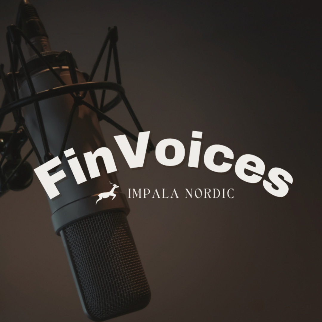 En mikrofon som syns bakom FinVoices Podcasts logotyp