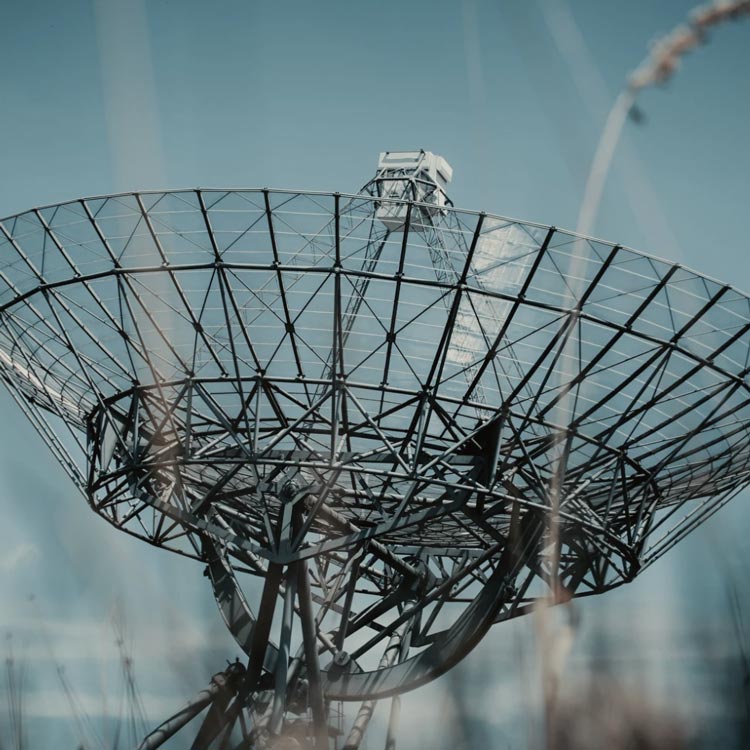 Ett stort teleskop som är riktat mot himlen