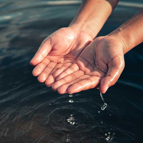 Hand full med vatten