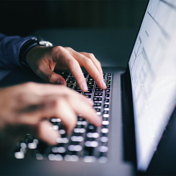 Skriver på en laptop
