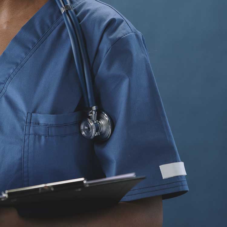 En läkare som håller i anteckningsblock