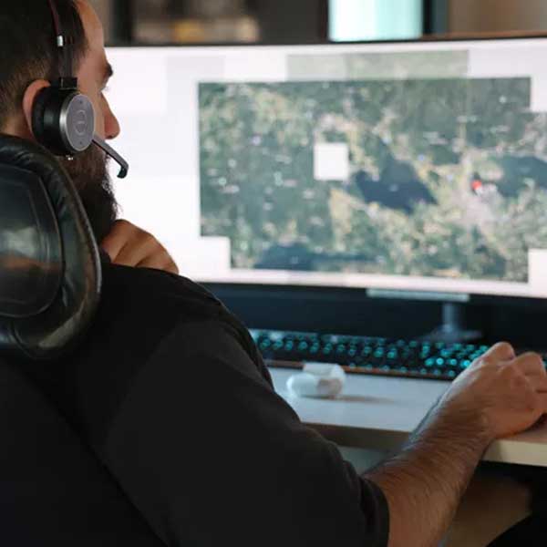 En man framför en dator