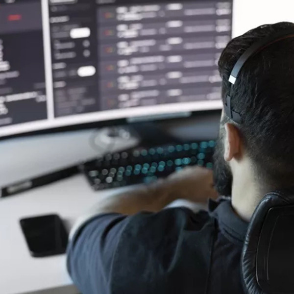 En man ster vid sin dator