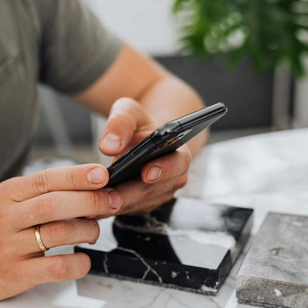 En man med sin telefon