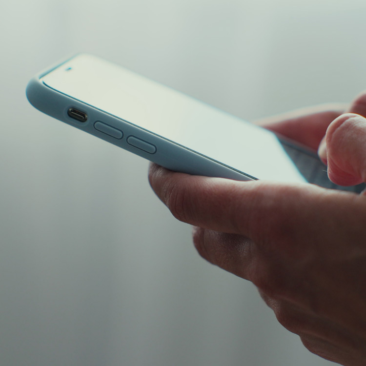 Händer som håller i telefonen