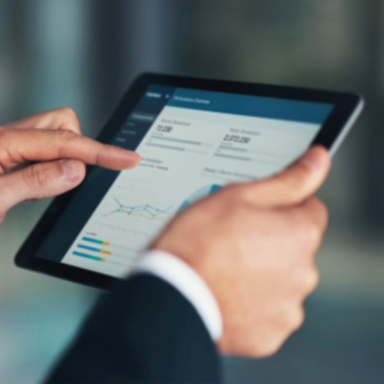 En man håller i en surfplatta