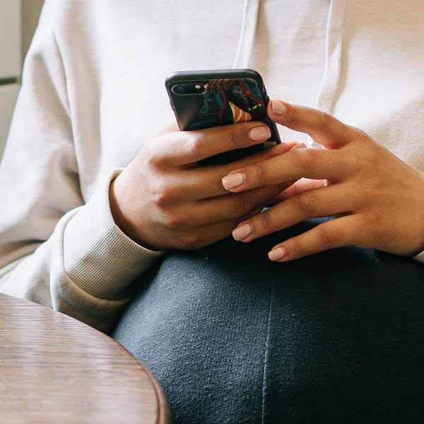 En tjej kollar på sin mobil